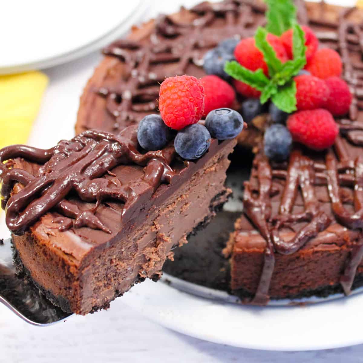 Liftin a slice of cheesecake from main cake.
