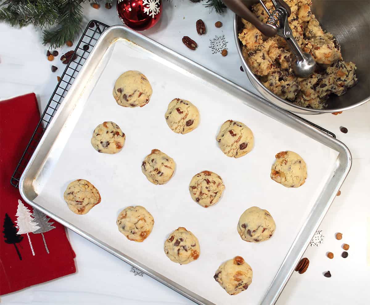 Overhead of baked cookies on baking sheet.