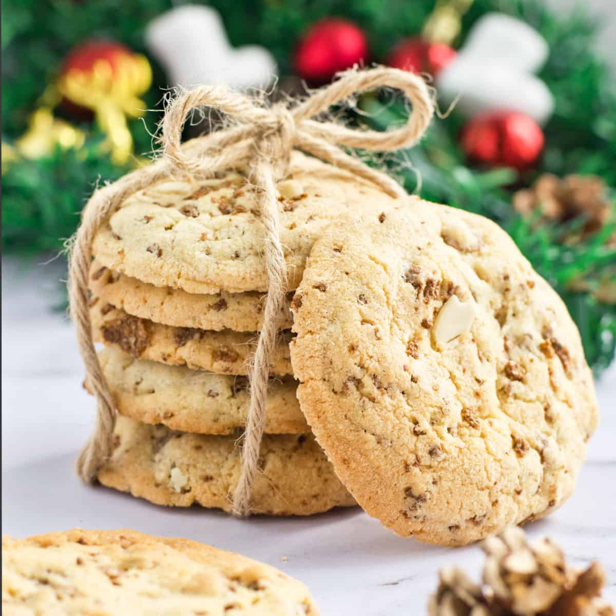 Cookies tied with twine by greenery.