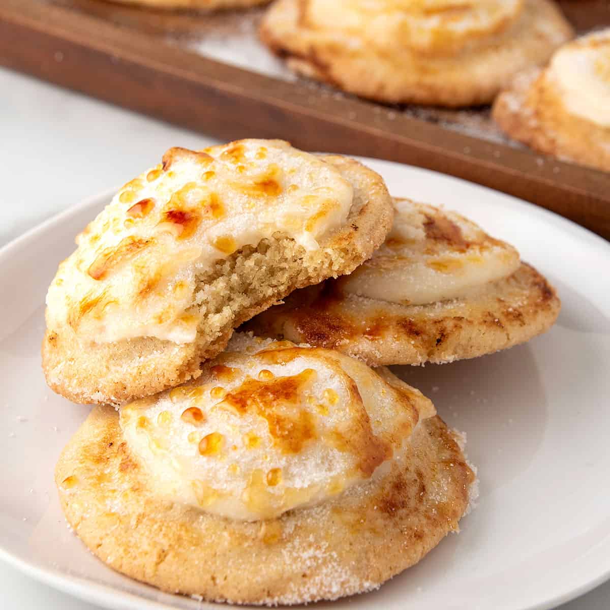 Plated creme brulee cookies.