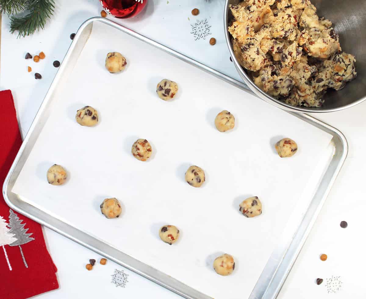 Cookie balls ready to bake on cookie sheet.