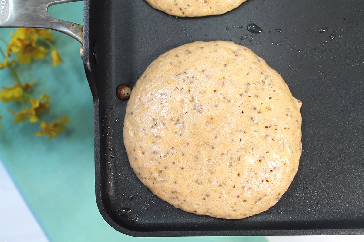 Showing pancake with bubbles that is ready to flip.
