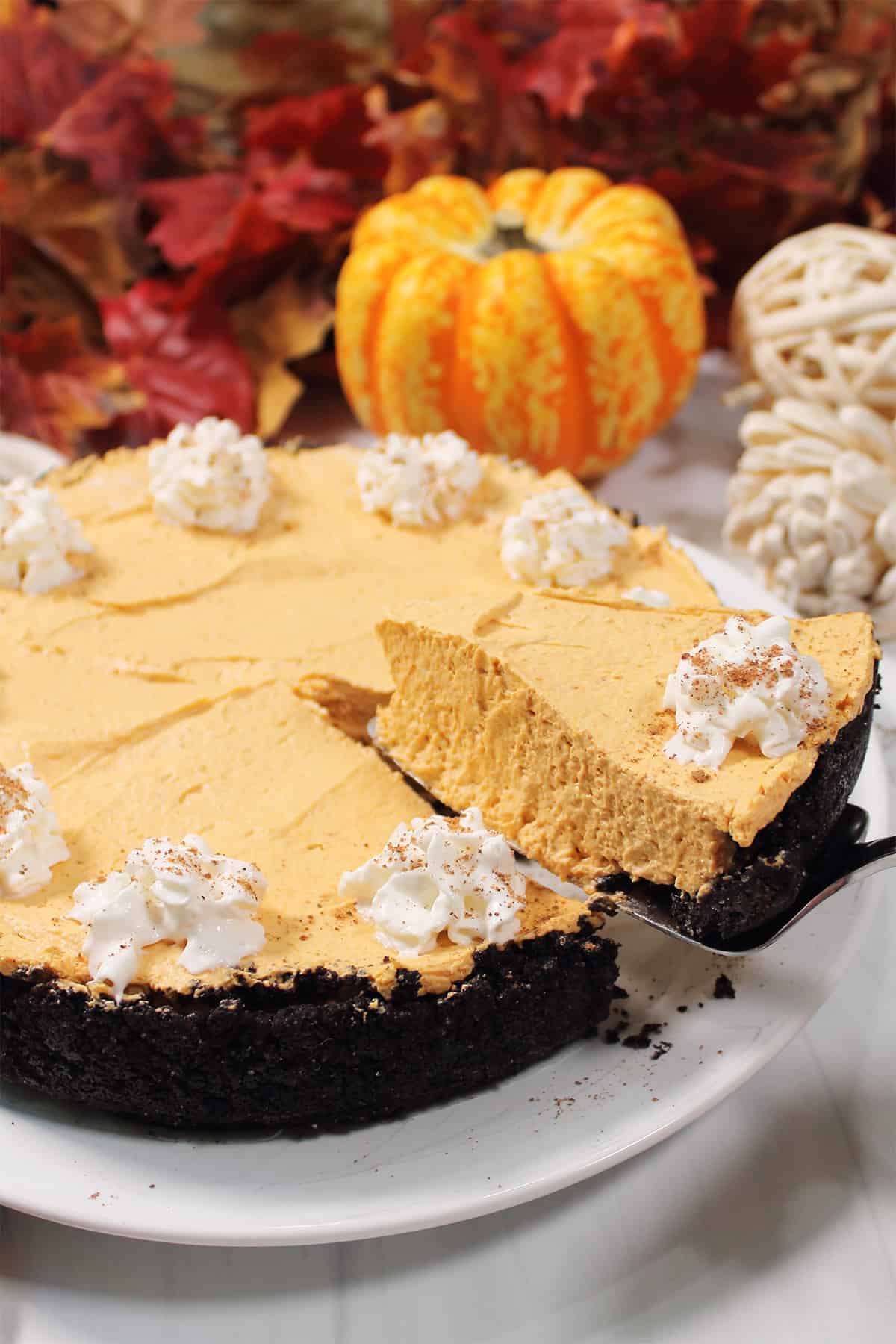 Lifting slice of cheesecake out of whole cake.