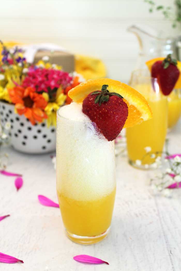 Sparkling Mimosas bubbling champagne | 2 Cookin Mamas