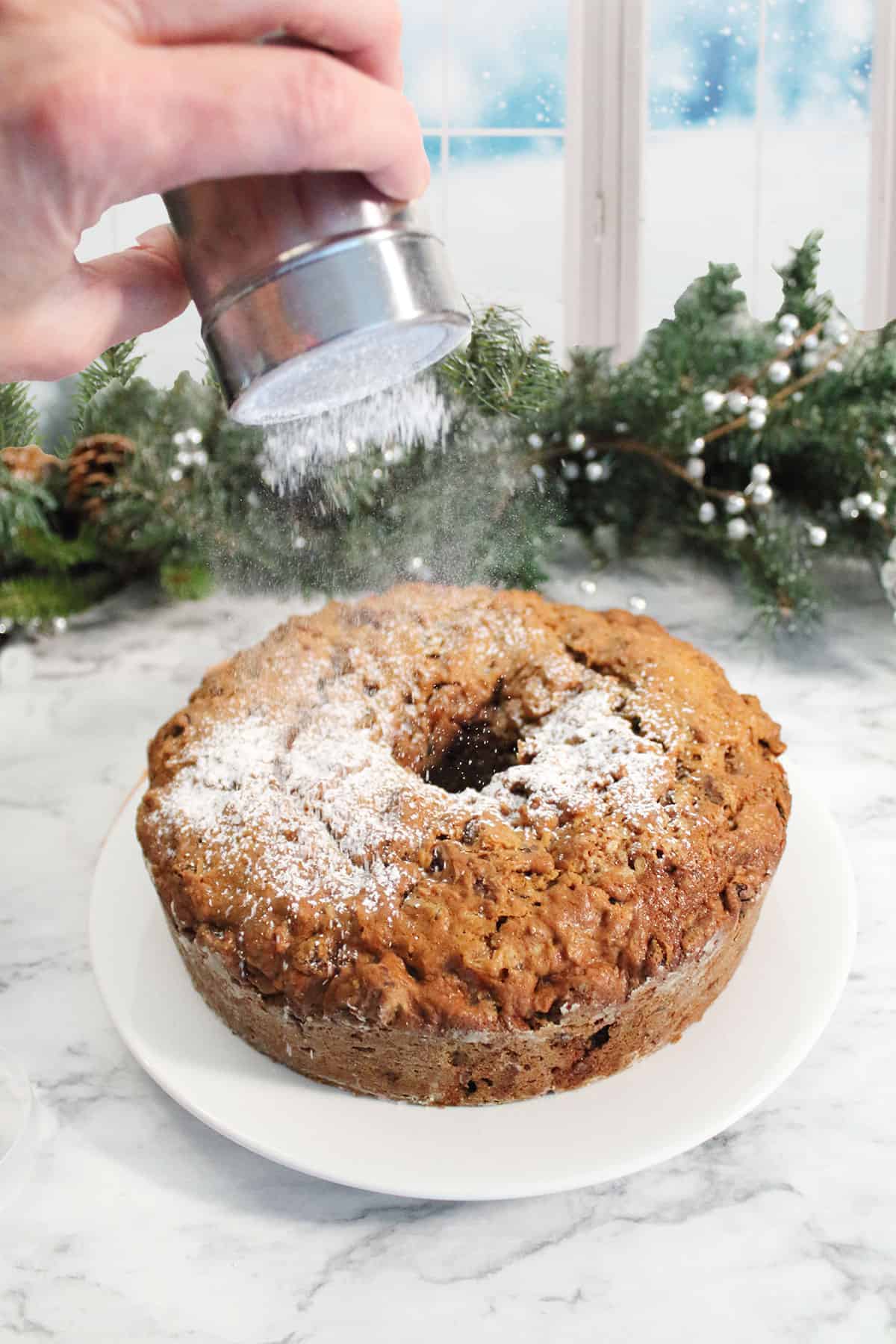 Sprinkling cake with powdered sugar.