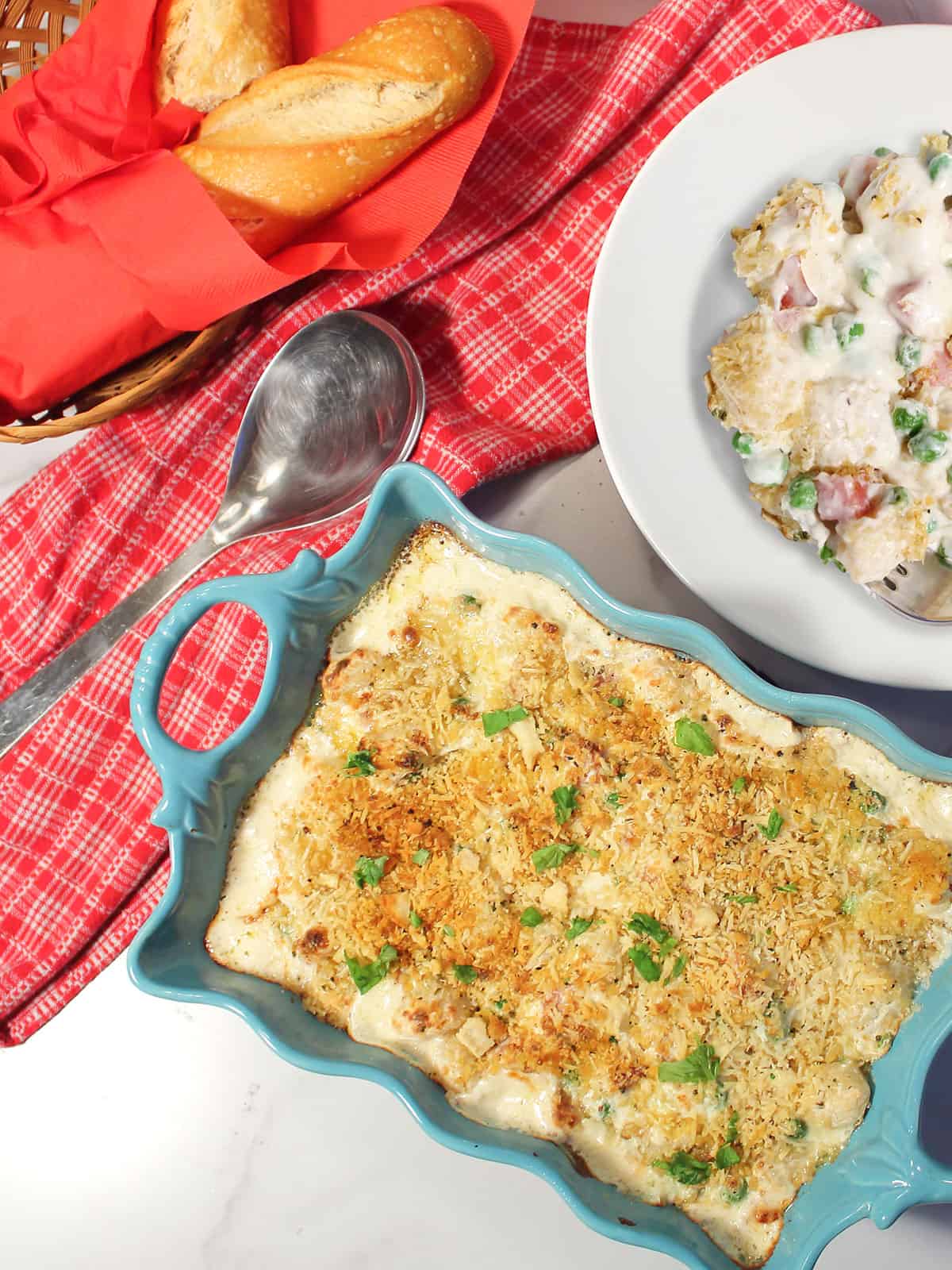 Cheesy gnocchi with ham with serving in bowl.