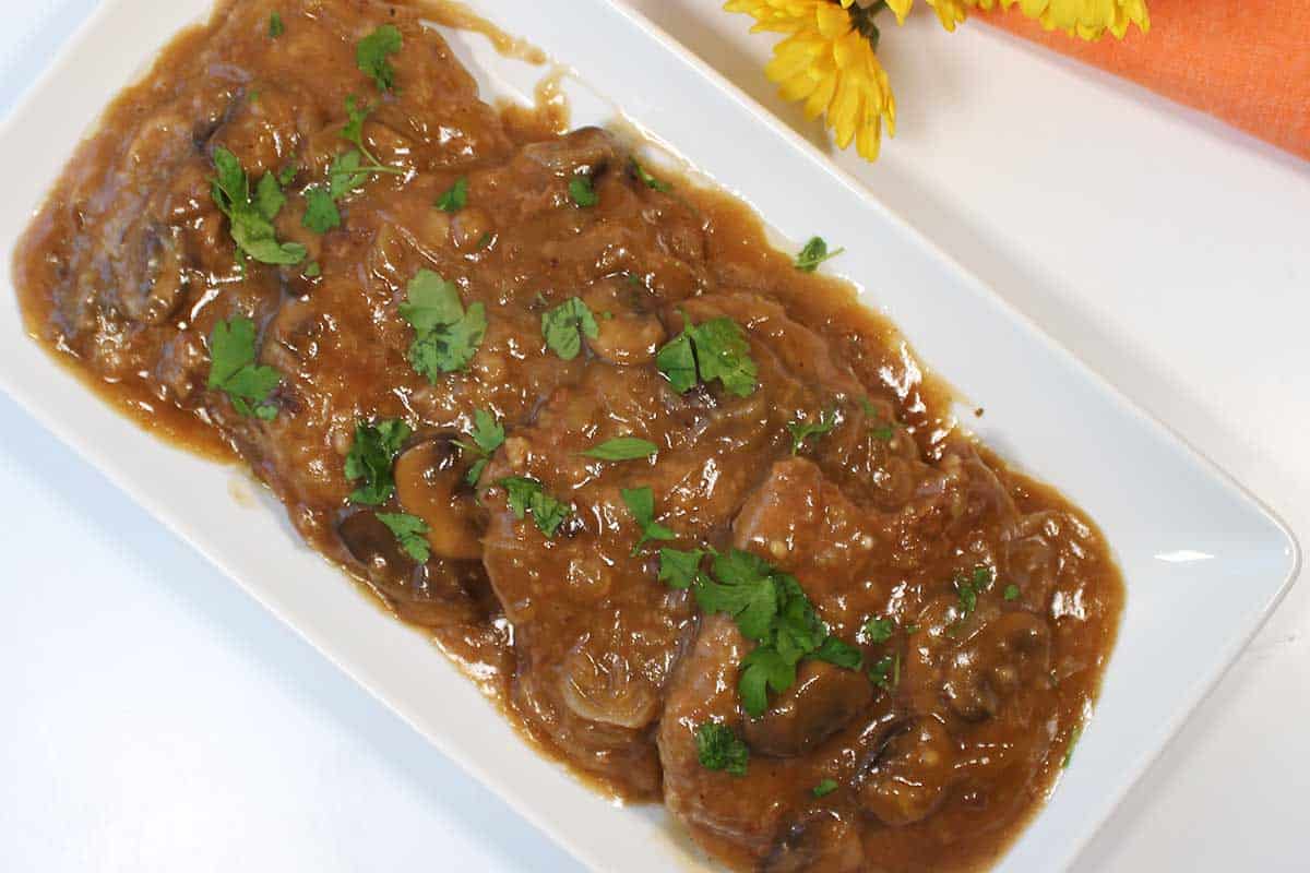 Cube steak and gravy on serving platter.