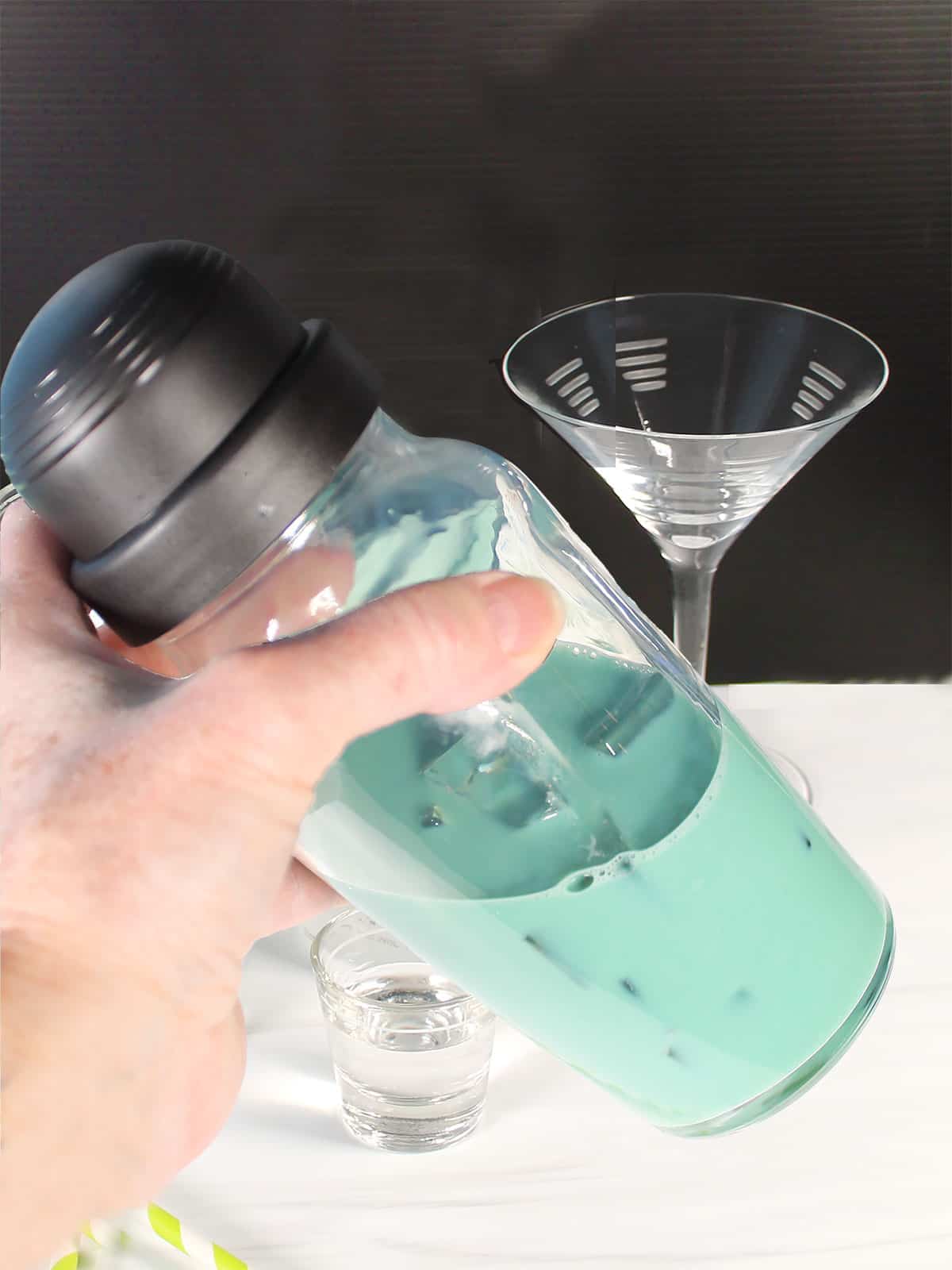 Shaking cocktail.
