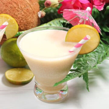 Single garnished coconut dqiauiri.